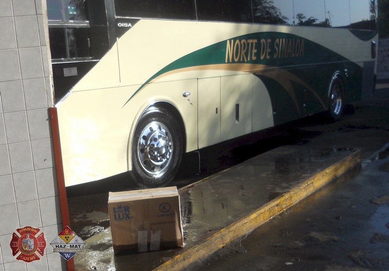 Caja con productos txicos en la Central Camionera