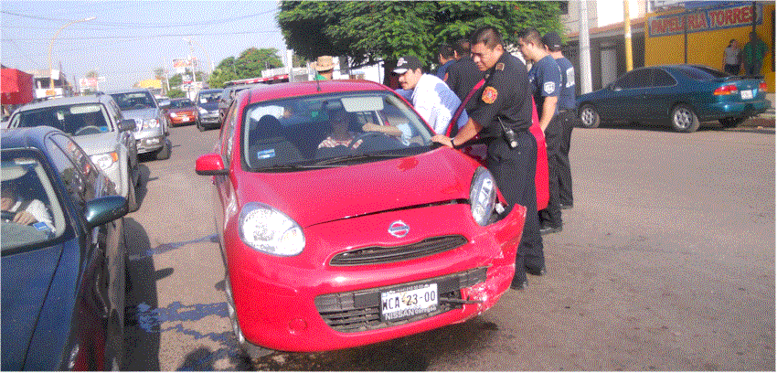 Bomberos auxilian a conductora