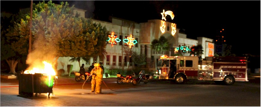 Incendio de contenedor de basura en Palacio Municipal - Foto 3