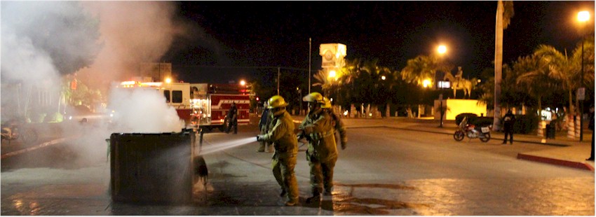 Incendio de contenedor de basura en Palacio Municipal - Foto 7