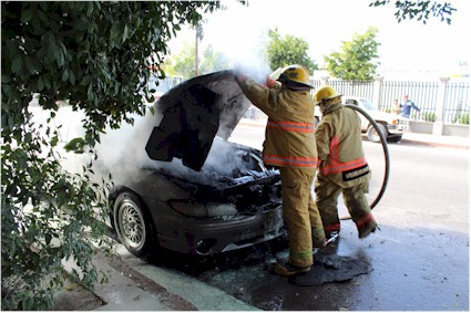 Se incendia vehculo en Ave California Foto 1