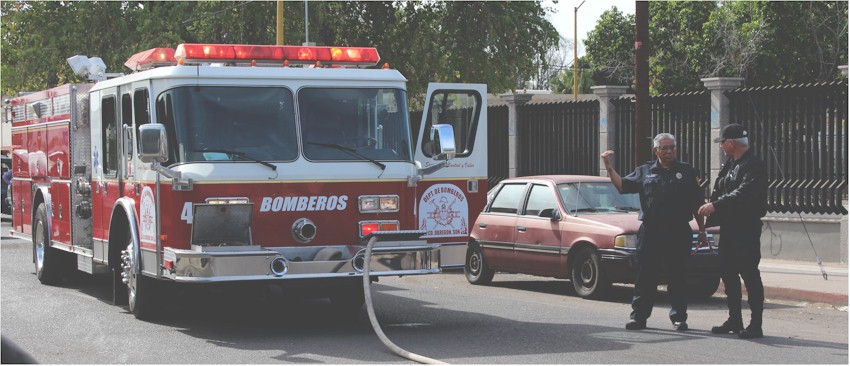 Se incendia vehculo en Ave California Foto 4