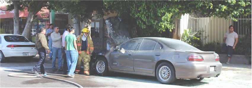 Se incendia vehculo en Ave California Foto 3