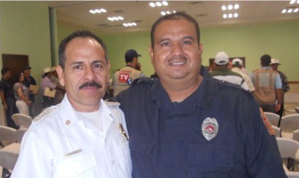 Comandante Sergio Martnez Silva, Jefe de Bomberos Cajeme junto a Nicols Medina Aispuru