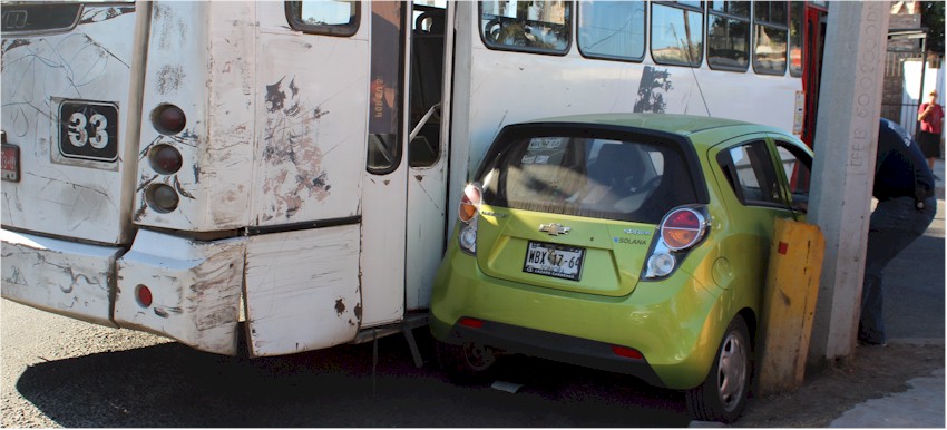 Colision autobus con miniauto - Foto 2