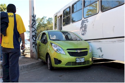 Colision autobus con miniauto - Foto 4