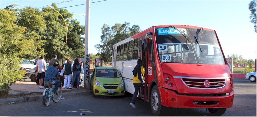 Colision autobus con miniauto - Foto 3