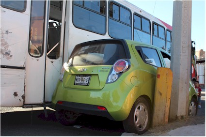 Colision autobus con miniauto - Foto 5