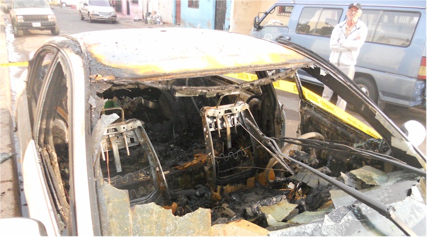 Perdida total de Nissan incendiado - Foto 