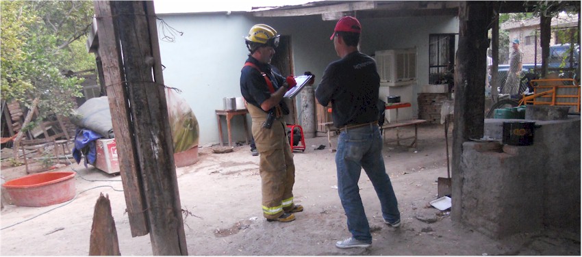 El Capitn Gaspar Herrera recaba datos del incendio registrado en esta vivienda de Providencia.