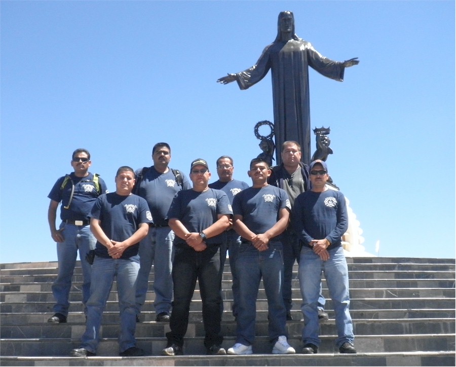 Operativo Visita Papa Banedicto XVi a Mxico: Silao, Guanajuato:grupo de Bomberos Cajeme al pie del Cristo Redentor