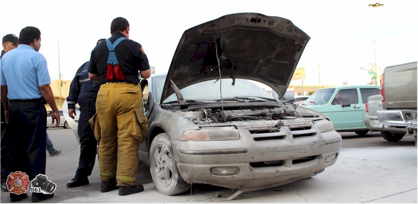 Reportan vehculo incendindose en Plaza Tutuli - Foto 2