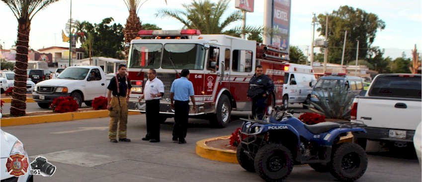 Reportan vehculo incendindose en Plaza Tutuli - Foto 1