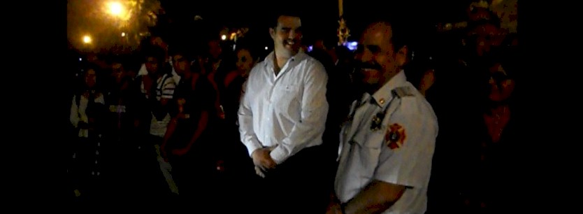 El Presidente Municipal de Cajeme, Rogelio Daz-Brown y el Jefe del H. Cuerpo de Bomberos de Cajeme, Comandante Sergio Martnez Silva reciben al Grupo "Viva la Gente" en el frontis del Palacio Municipal