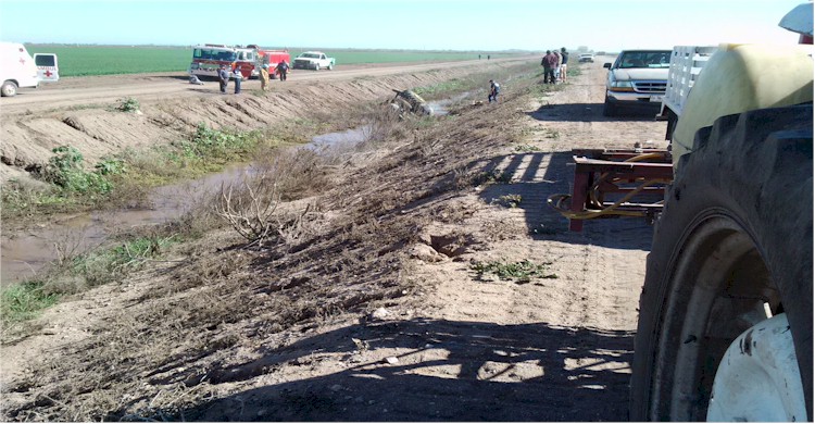 Rescate de tractorista que cayo a dren calle 1700