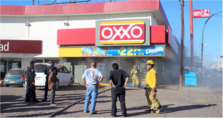Bomberos ingresando a tienda OXXO ubicada en Avda 200 y Baca Caldern