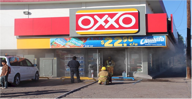 Bomberosventilando la tienda OXXO ubicada en Avda 200 y Baca Caldern