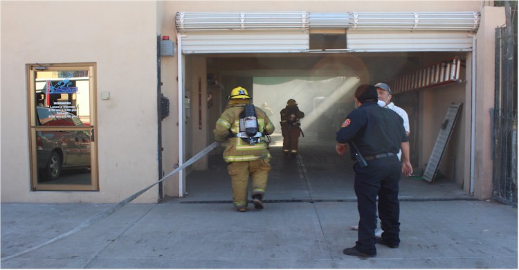 Bomberos ingresando a empresa Ameei, Zacatecas 521 sur