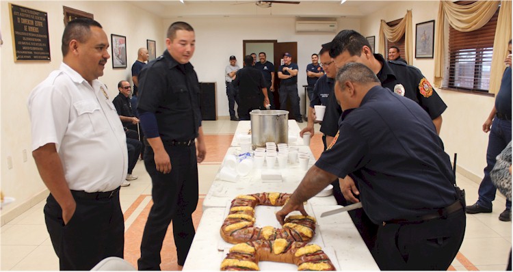 Festejando el dia de Reyes con la tradicional Rosca de Reyes