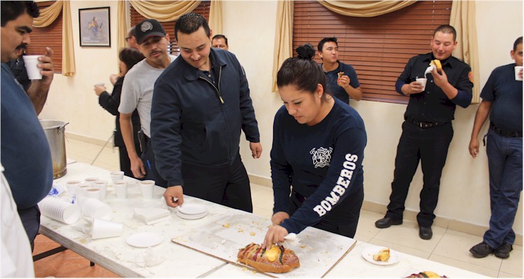 Festejando el dia de Reyes con la tradicional Rosca de Reyes