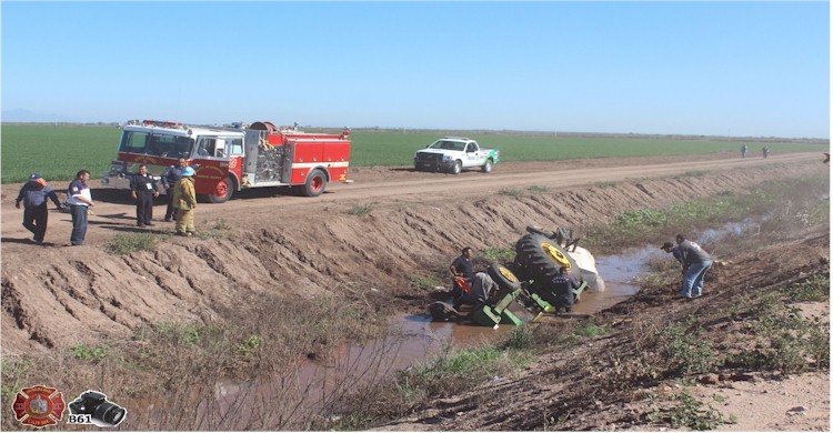 Rescate de tractorista que callo a dren calla 1700 y calle H