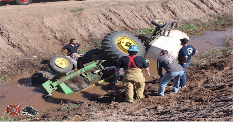 Rescate de tractorista que callo a dren calla 1700 y calle H