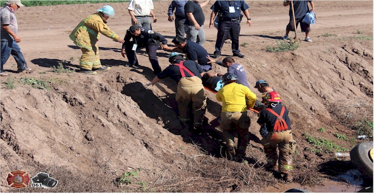 Rescate de tractorista que callo a dren calla 1700 y calle H