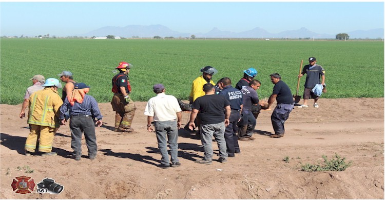 Rescate de tractorista que callo a dren calla 1700 y calle H