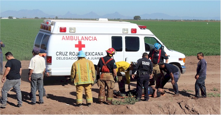 Rescate de tractorista que callo a dren calla 1700 y calle H