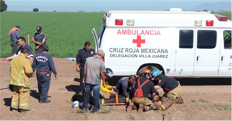 Rescate de tractorista que callo a dren calla 1700 y calle H