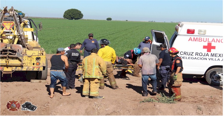 Rescate de tractorista que callo a dren calla 1700 y calle H