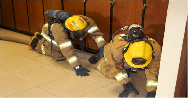 Curso RIT y Mayday: dos bomberos RIT acuden a buscar al compañero caído