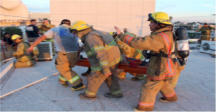 Curso RIT y Mayday: el bombero accidentado es evacuado 