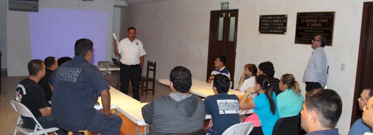 El Comandante Villagrana de labienvenida a los aspirantes a ingresar a la Academia