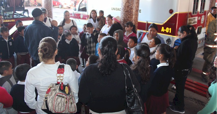Niñas y niños de El Portón visitan a bomberos