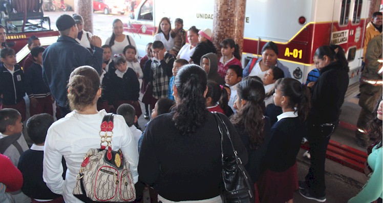 Nias y nios de El Portn visitan a bomberos