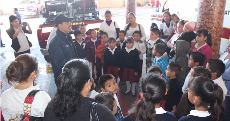 Nias y nios de El Portn visitan a bomberos