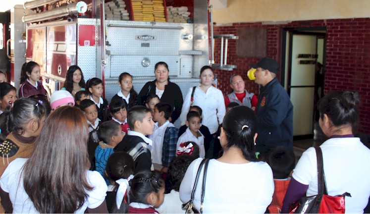 Nias y nios de El Portn visitan a bomberos