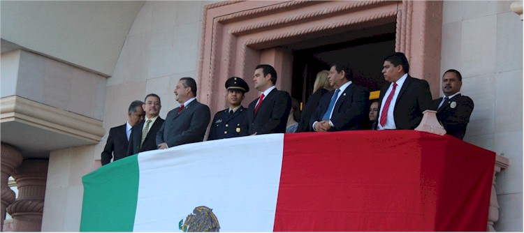 Desfile 20 de Noviembre: Palco de Honor en Palacio Municipal. Aparece el Presidente Municipal Rogelio Daz-Brown y autoridades