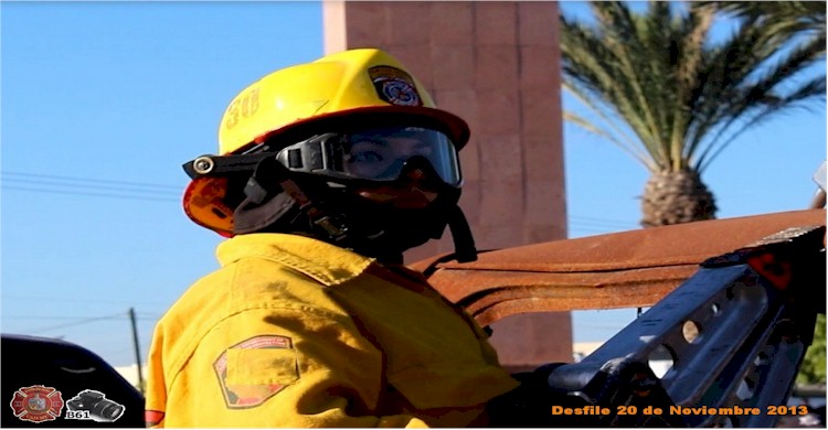 Desfile 20 de Noviembre: Bombera Alejandra Montiel trabajando con las quijadas de la vida