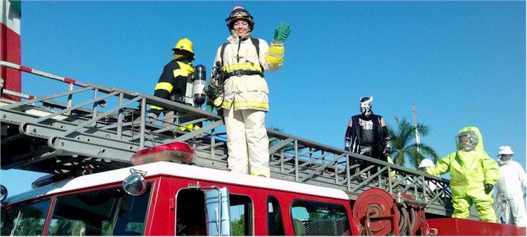 Desfile 20 de Noviembre: unidad escalera E6 con 2 bomberos, 2 integrantes del grupo de Materiales Peligrosos y dos elementos con equipo para combatir abejas