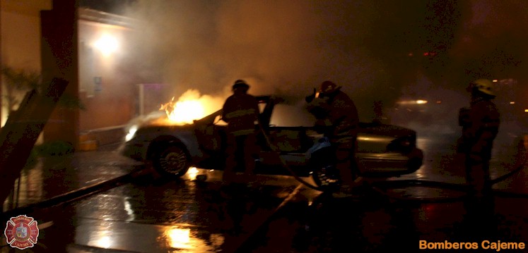 Incendio de vehculo Durangon y Guerrero Foto 4