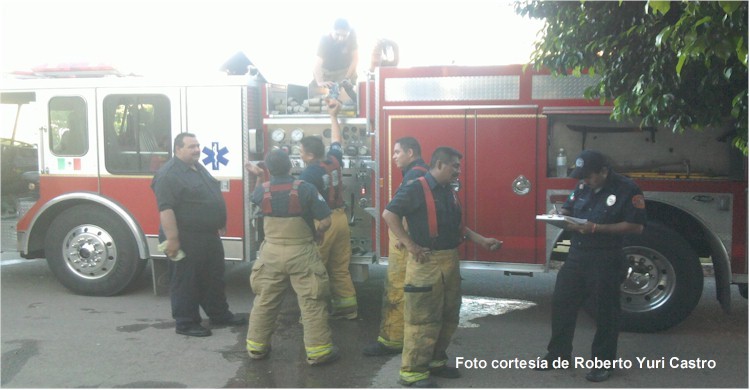 Elementos de la 4ta compaa despues de controlar el incendio de vivienda en Colonia Casablanca