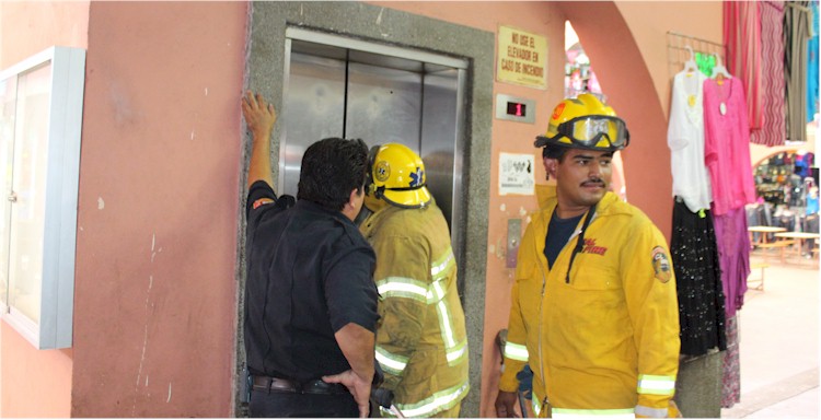 Bomberos rescatan a joven matrimonio atrapados en el ascensor del Mercajeme