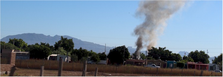 Panormica de la Colonia Campanario: se aprecia el humo de la vivienda incendiandose