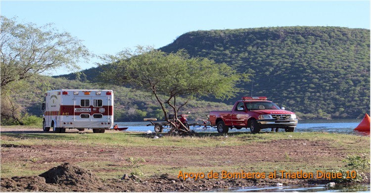 Triatln Dique 10: A1(ambulancia) y T3 estacionadas 