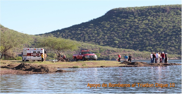 Triatln Dique 10: Panormica donde se aprecin los vehculos de bomberos estacionados