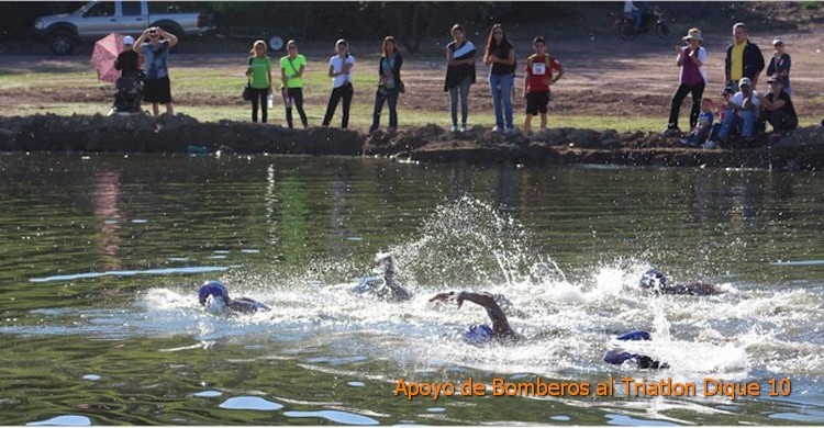 Triatln Dique 10: largada de otro grupo de nadadores