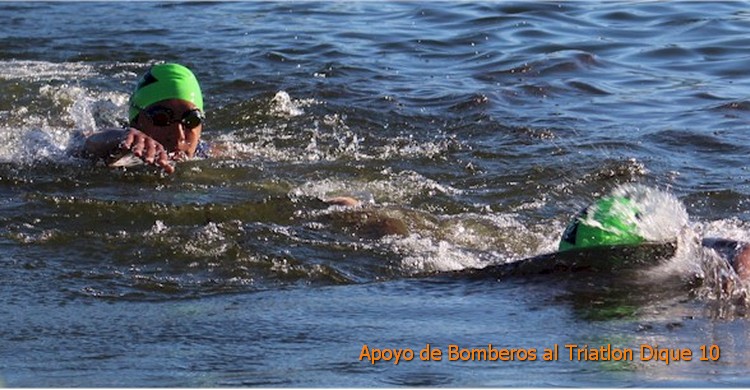 Triatln Dique 10: primer plano de un nadador