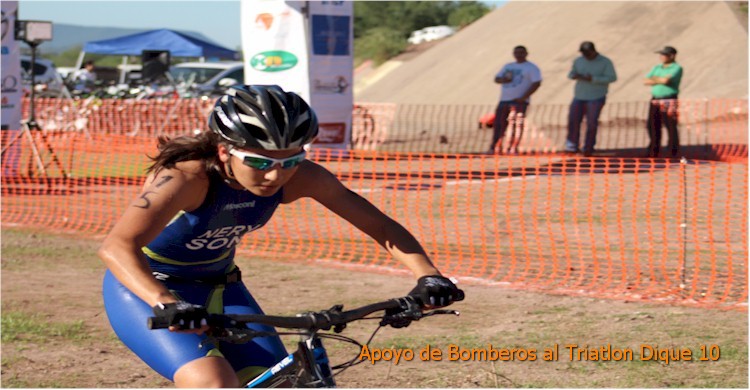 Triatln Dique 10: primer plano de una ciclista